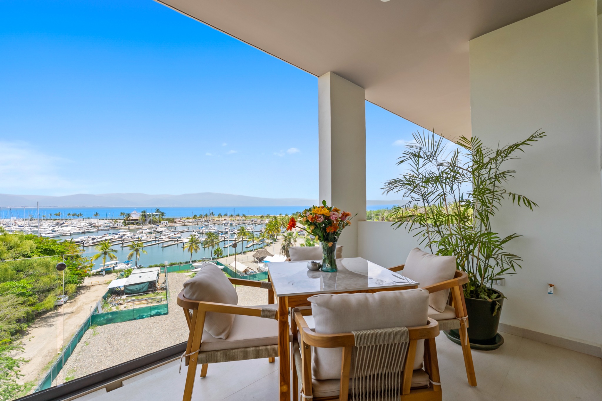 Terraza con vista a la marina en ÁLIK